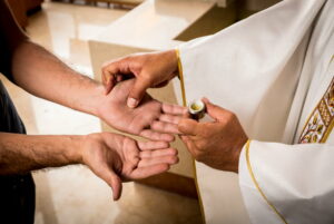 ¿Qué es un "sacramental"? Diferencias entre sacramento y sacramental